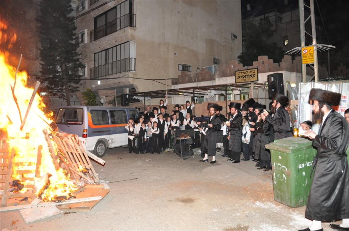 כ"ק האדמו"ר ממאקאווה בהדלקת המדורה