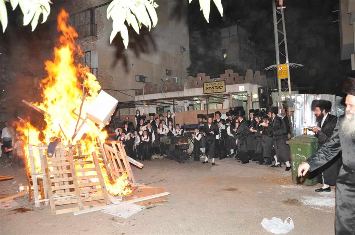 כ"ק האדמו"ר ממאקאווה בהדלקת המדורה