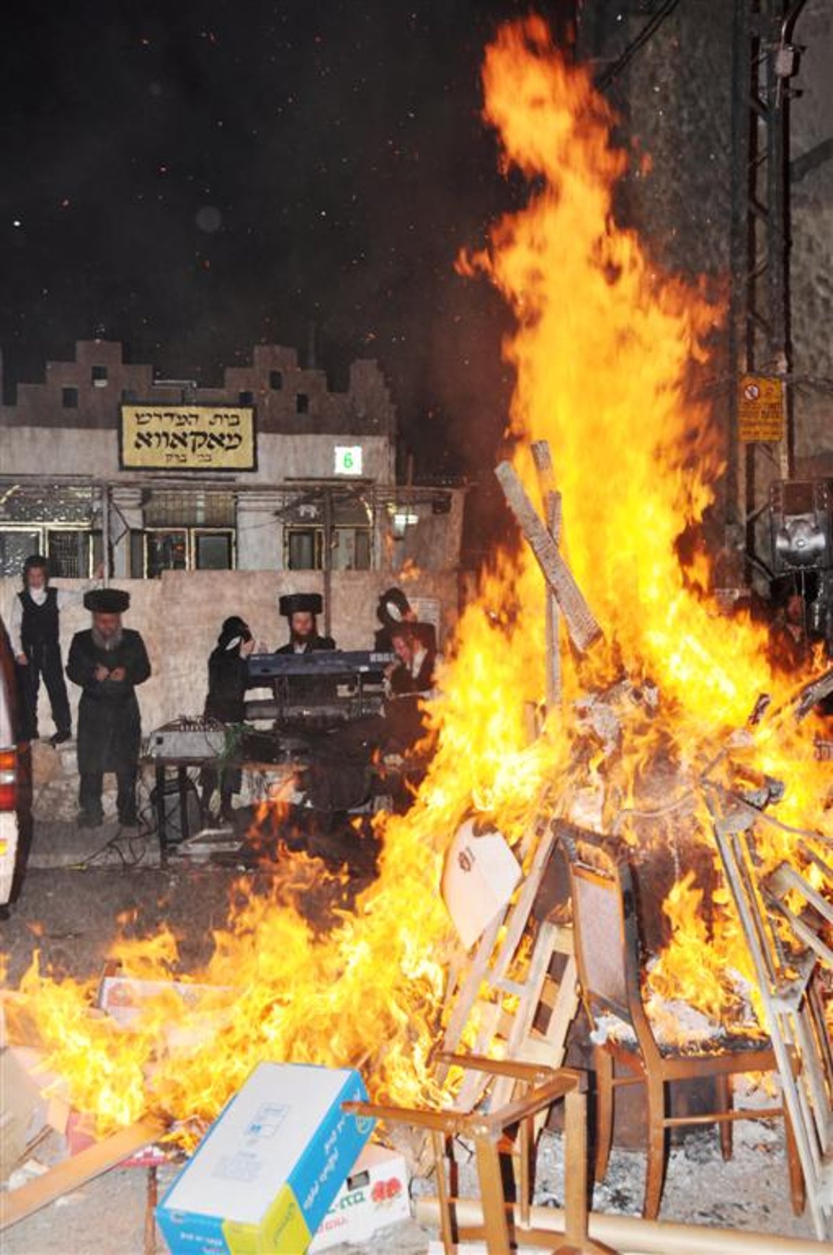 כ"ק האדמו"ר ממאקאווה בהדלקת המדורה