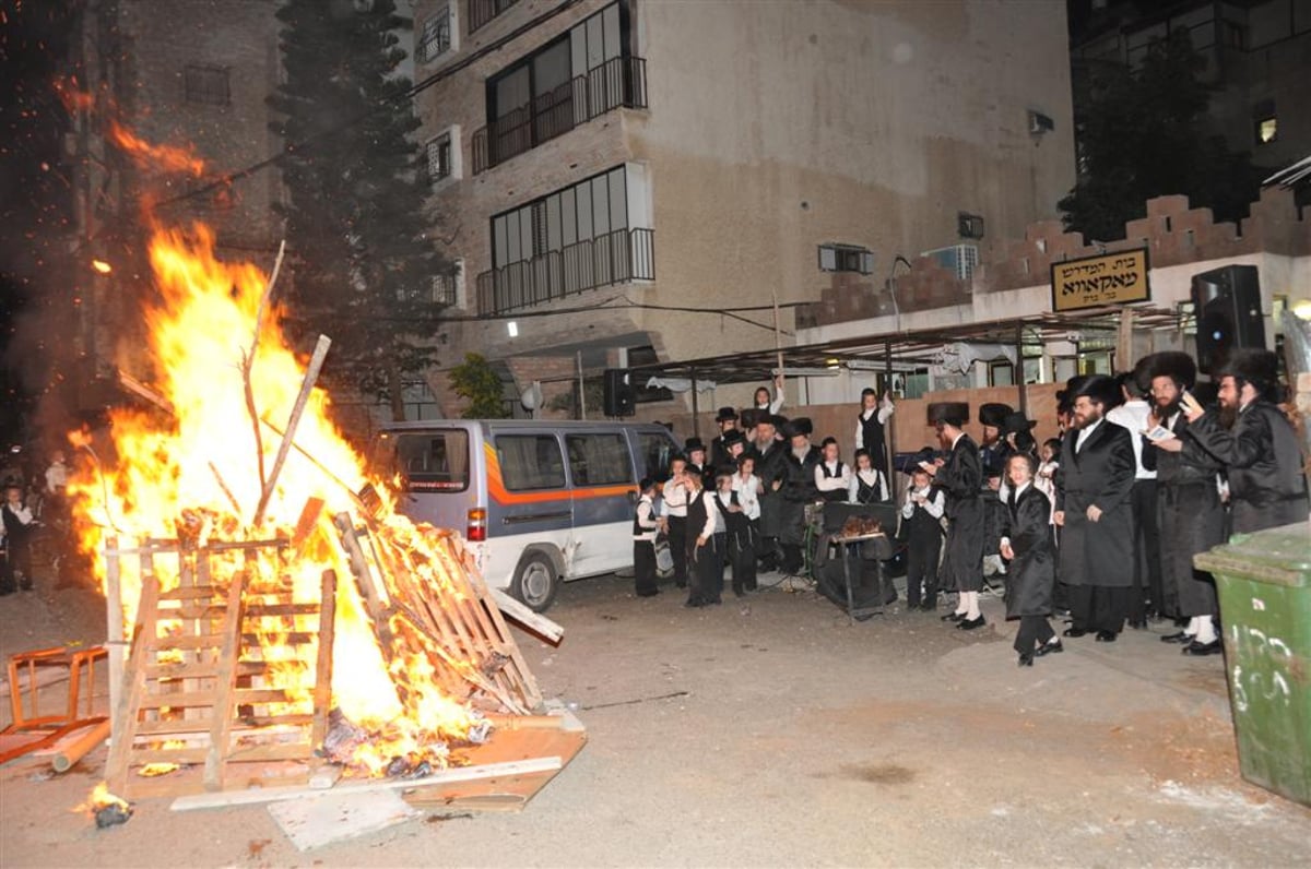 כ"ק האדמו"ר ממאקאווה בהדלקת המדורה