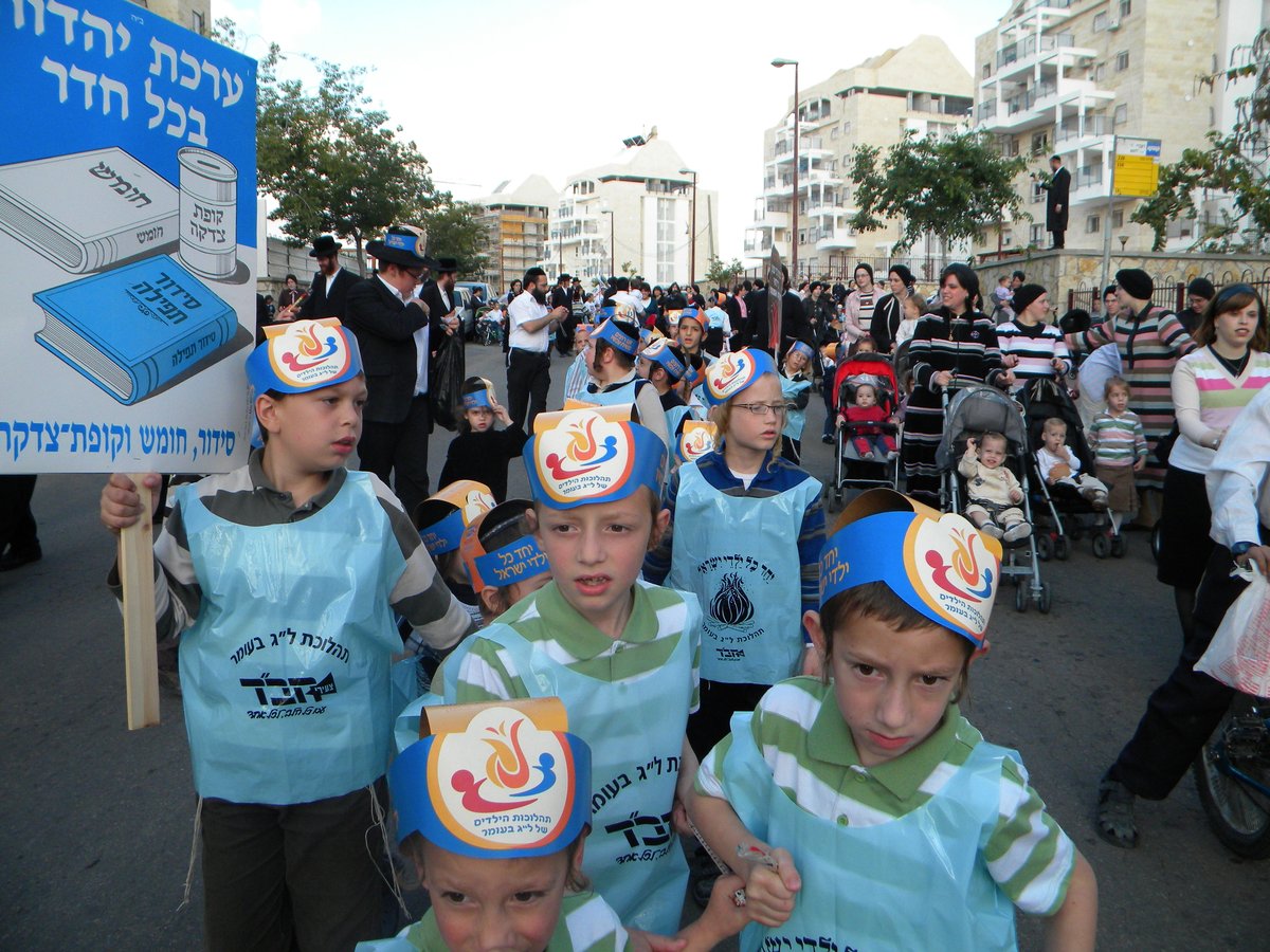 ל"ג בעומר: חב"ד צעדו במעוז הליטאי