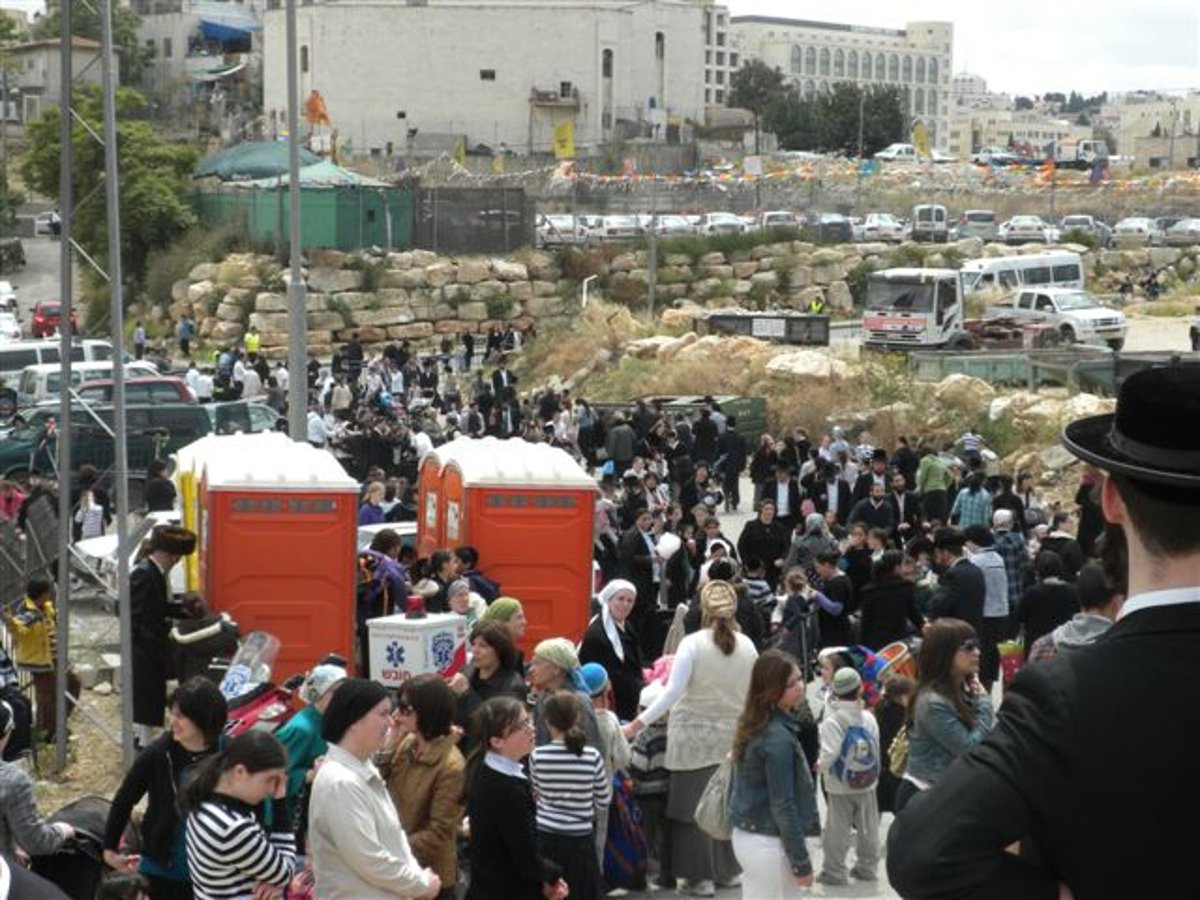 המונים בקבר שמעון הצדיק בירושלים במהלך ל"ג בעומר