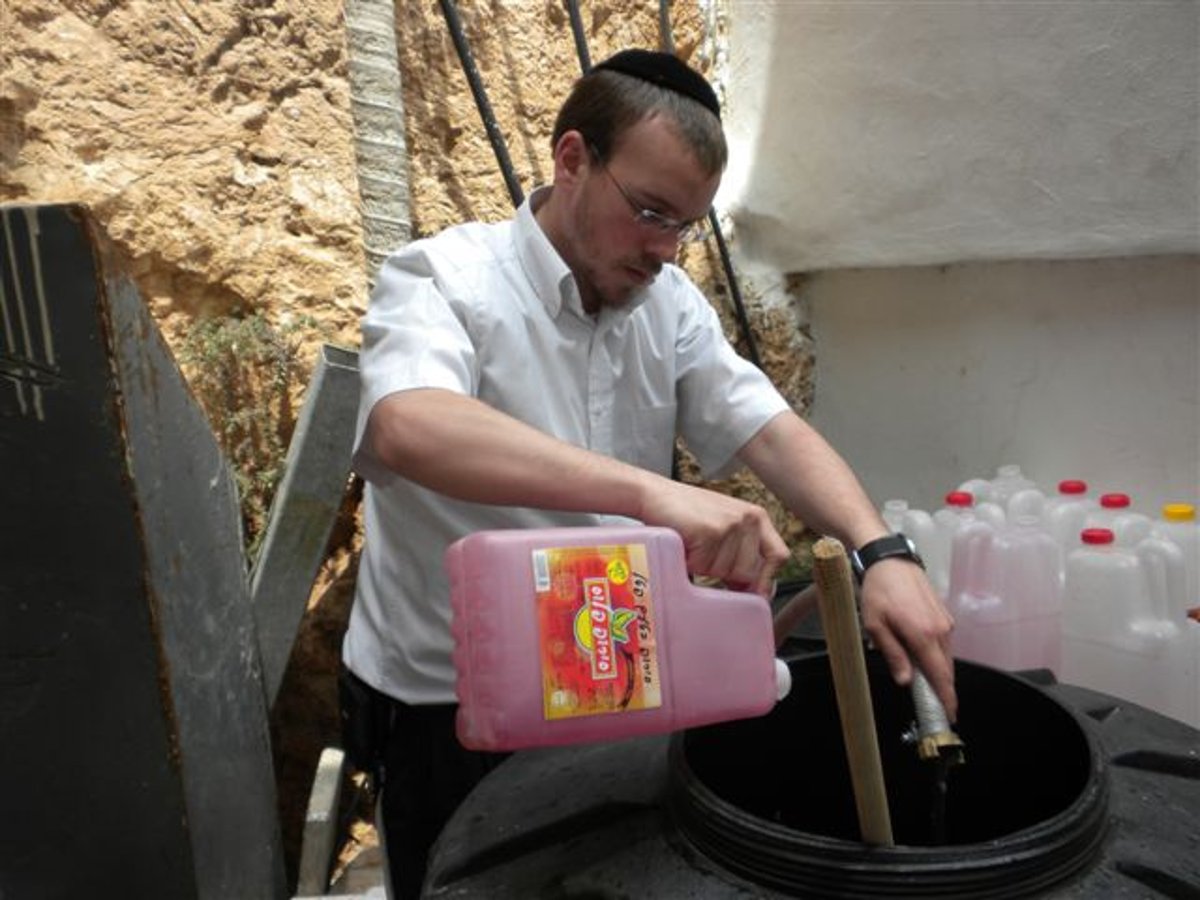 המונים בקבר שמעון הצדיק בירושלים במהלך ל"ג בעומר