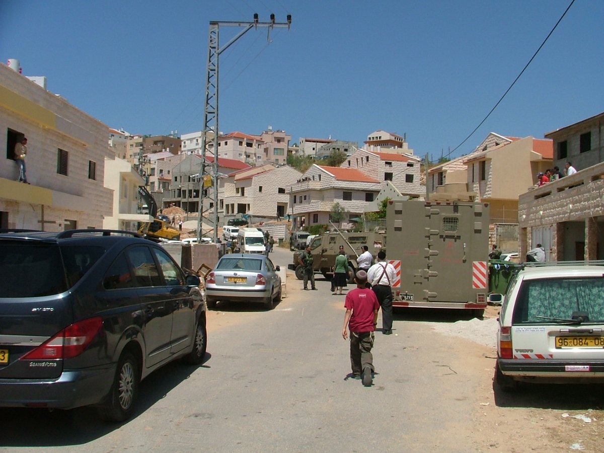 חורבן במודיעין-עלית: פקחי הקפאה הורסים שורת בתים