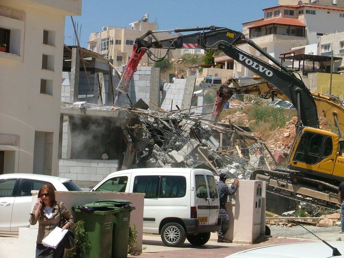 חורבן במודיעין-עלית: פקחי הקפאה הורסים שורת בתים