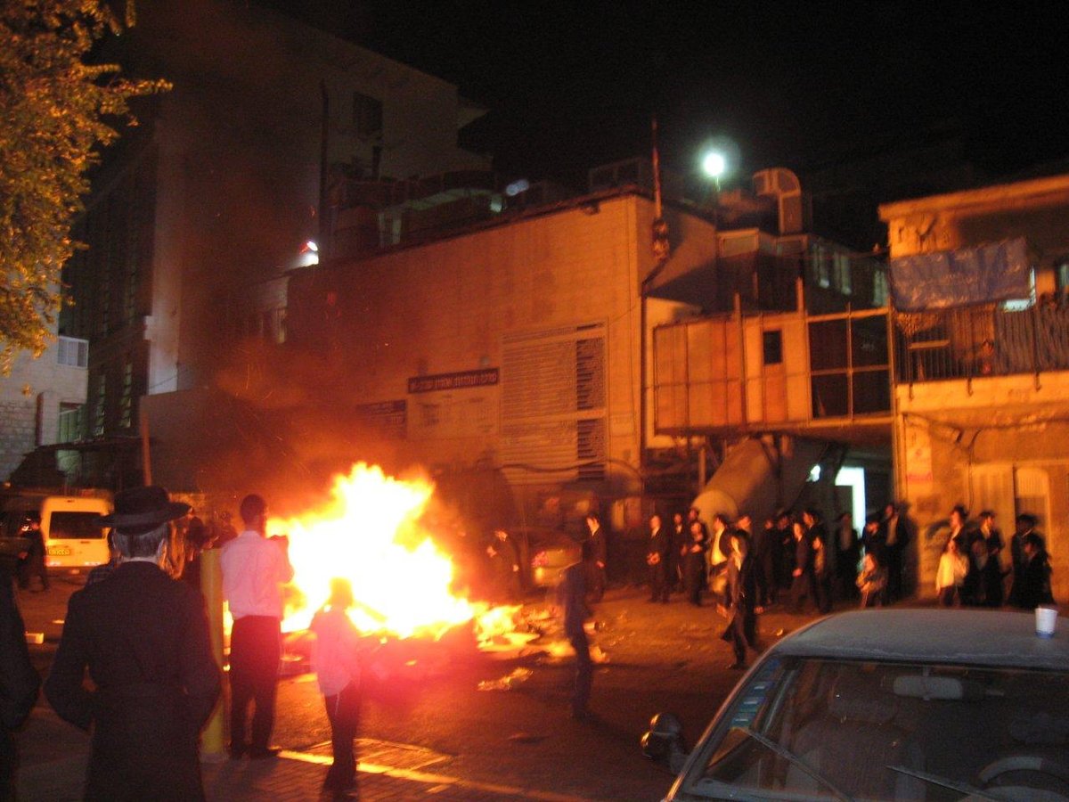 פרשת מעצרו של האברך: עשרות חרדים מציתים פחים