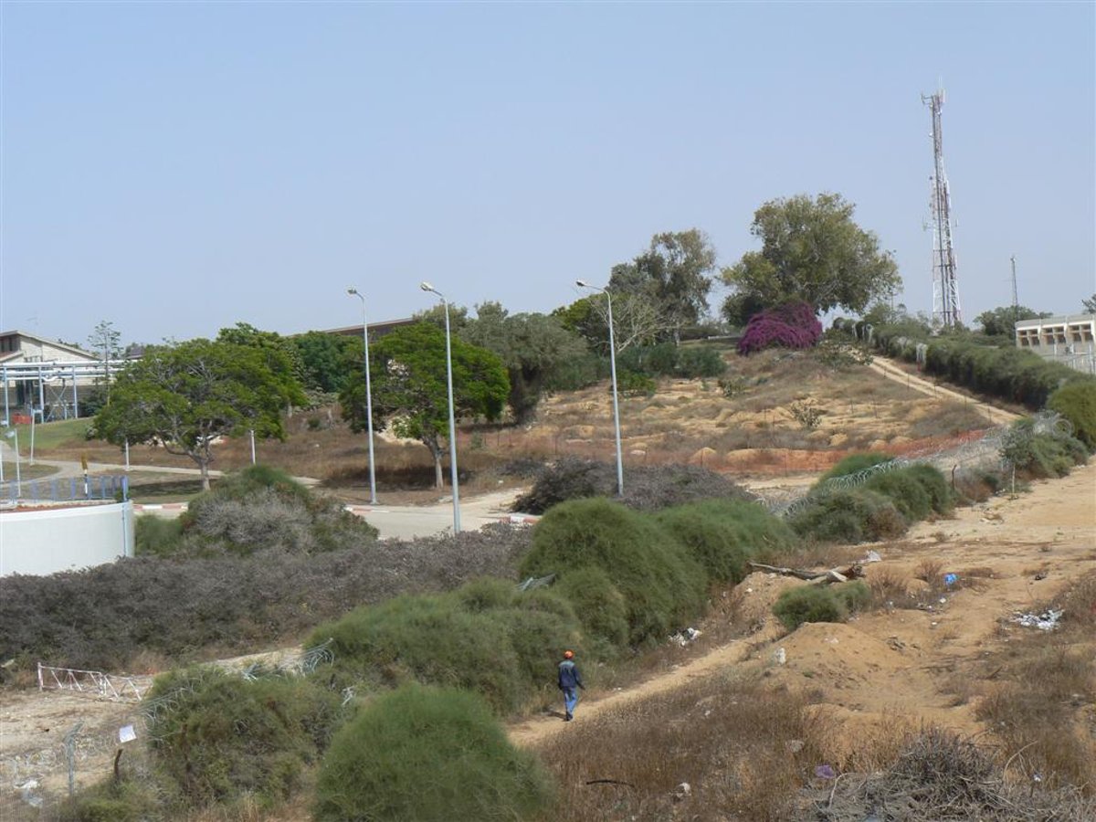 שעה לאחר השבת: הקברים יפונו; גדר תיל סביב ביה"ח