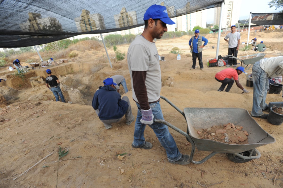 עבודות הפינוי נמשכות; צפו בתמונות מהמתחם הבוער