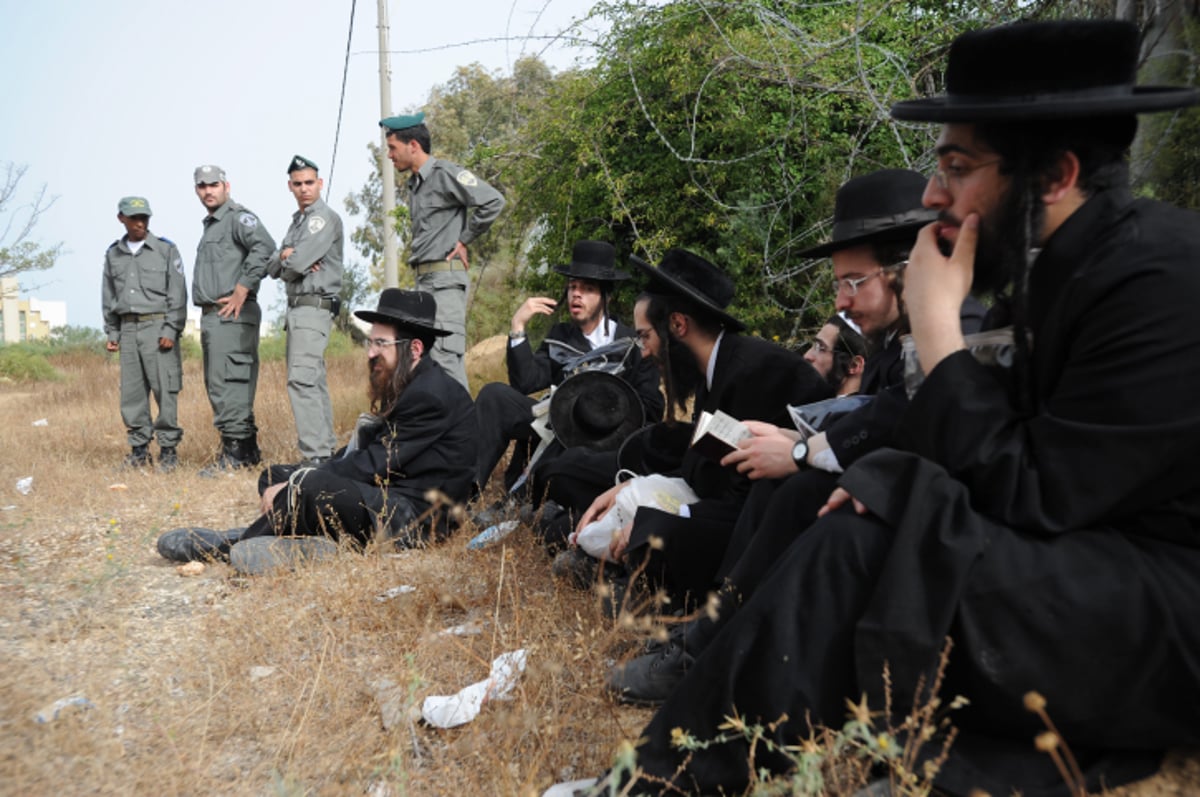 עבודות הפינוי נמשכות; צפו בתמונות מהמתחם הבוער