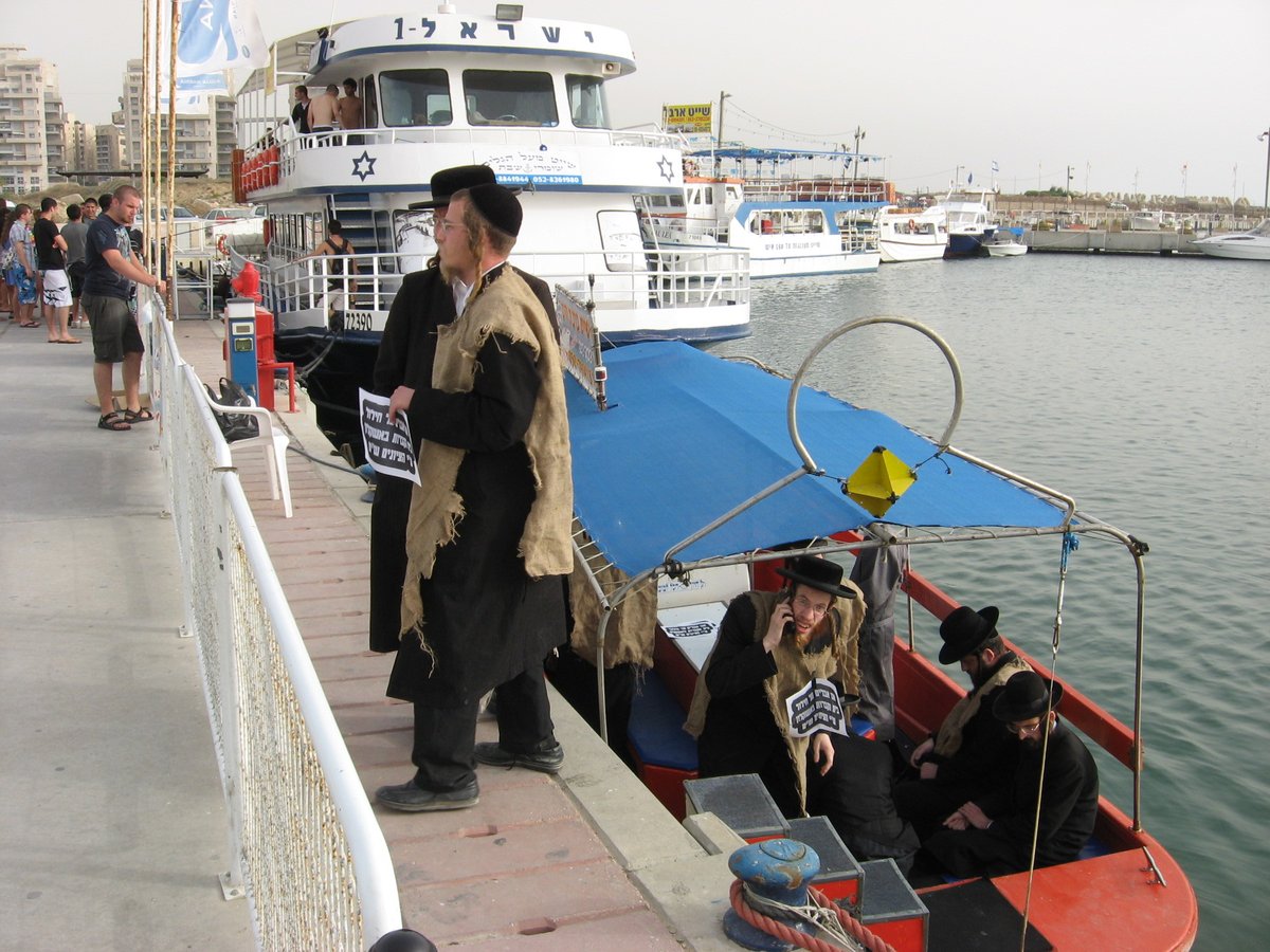 חרדים ניסו להכנס לאשקלון דרך הים; הם נבלמו בחוף