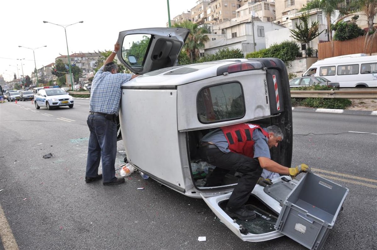 תאונת שרשרת בבני-ברק: נהג רכב נפצע באורח בינוני. צפו בתמונות