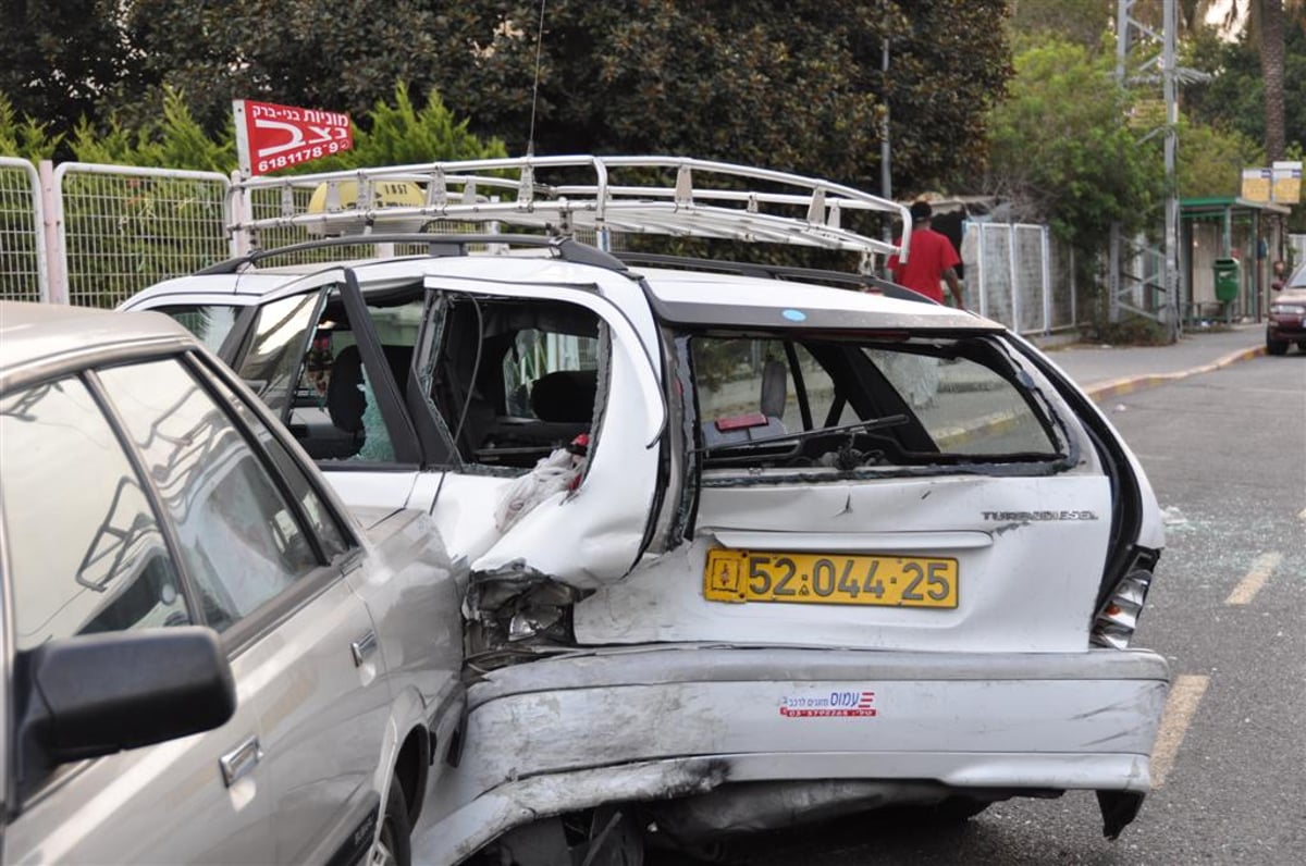 תאונת שרשרת בבני-ברק: נהג רכב נפצע באורח בינוני. צפו בתמונות