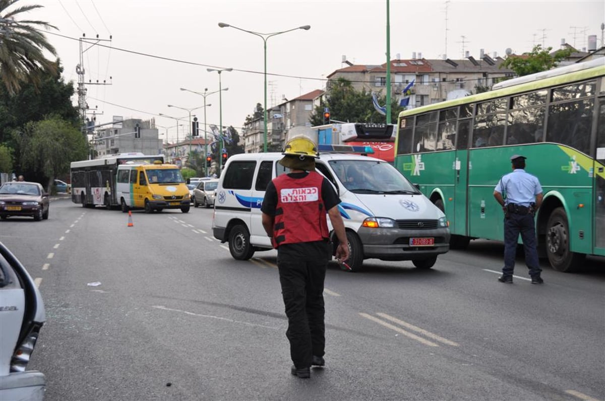 תאונת שרשרת בבני-ברק: נהג רכב נפצע באורח בינוני. צפו בתמונות