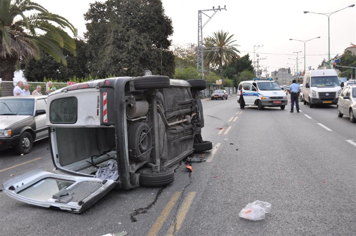 תאונת שרשרת בבני-ברק: נהג רכב נפצע באורח בינוני. צפו בתמונות