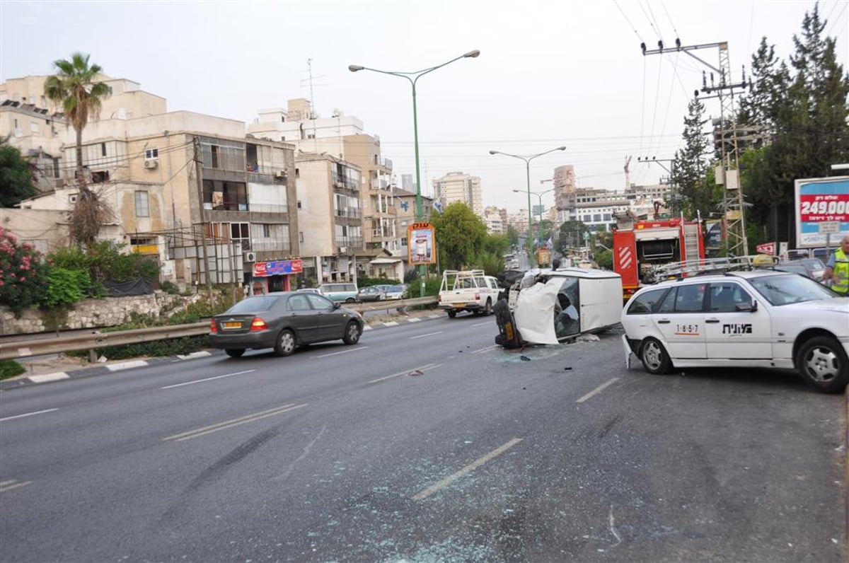 תאונת שרשרת בבני-ברק: נהג רכב נפצע באורח בינוני. צפו בתמונות