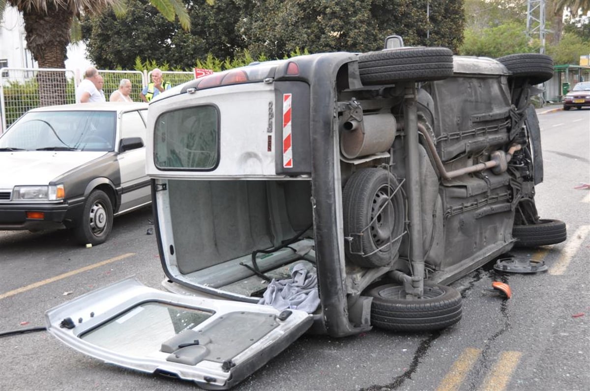 תאונת שרשרת בבני-ברק: נהג רכב נפצע באורח בינוני. צפו בתמונות