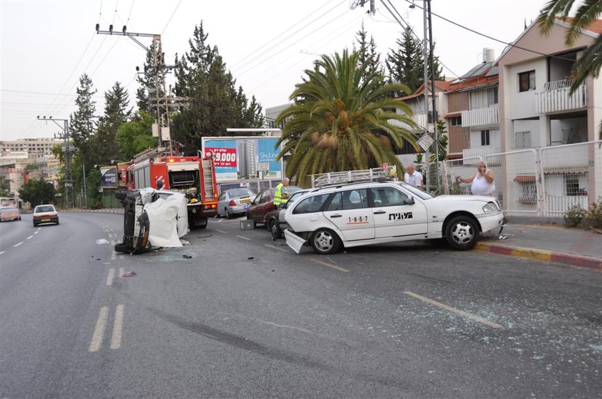 תאונת שרשרת בבני-ברק: נהג רכב נפצע באורח בינוני. צפו בתמונות