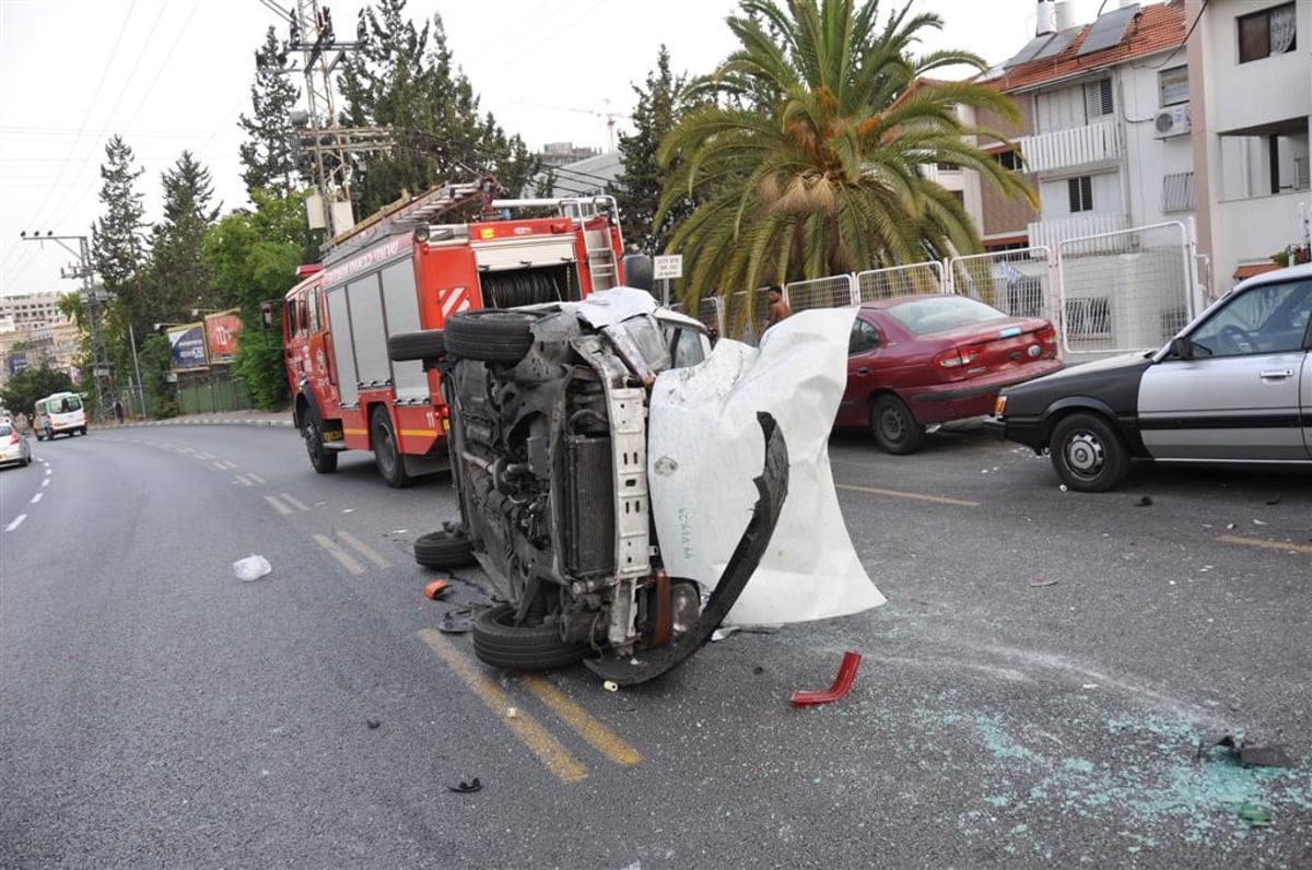 תאונת שרשרת בבני-ברק: נהג רכב נפצע באורח בינוני. צפו בתמונות