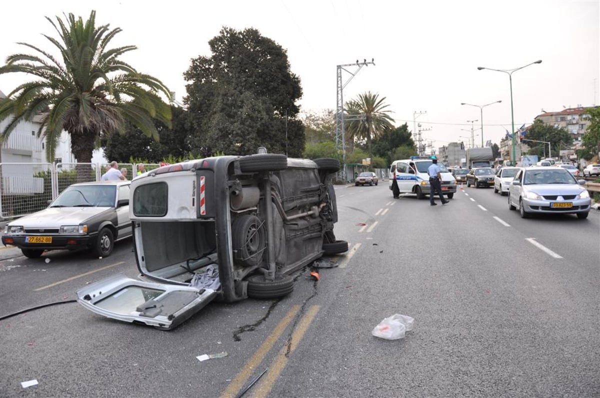 תאונת שרשרת בבני-ברק: נהג רכב נפצע באורח בינוני. צפו בתמונות