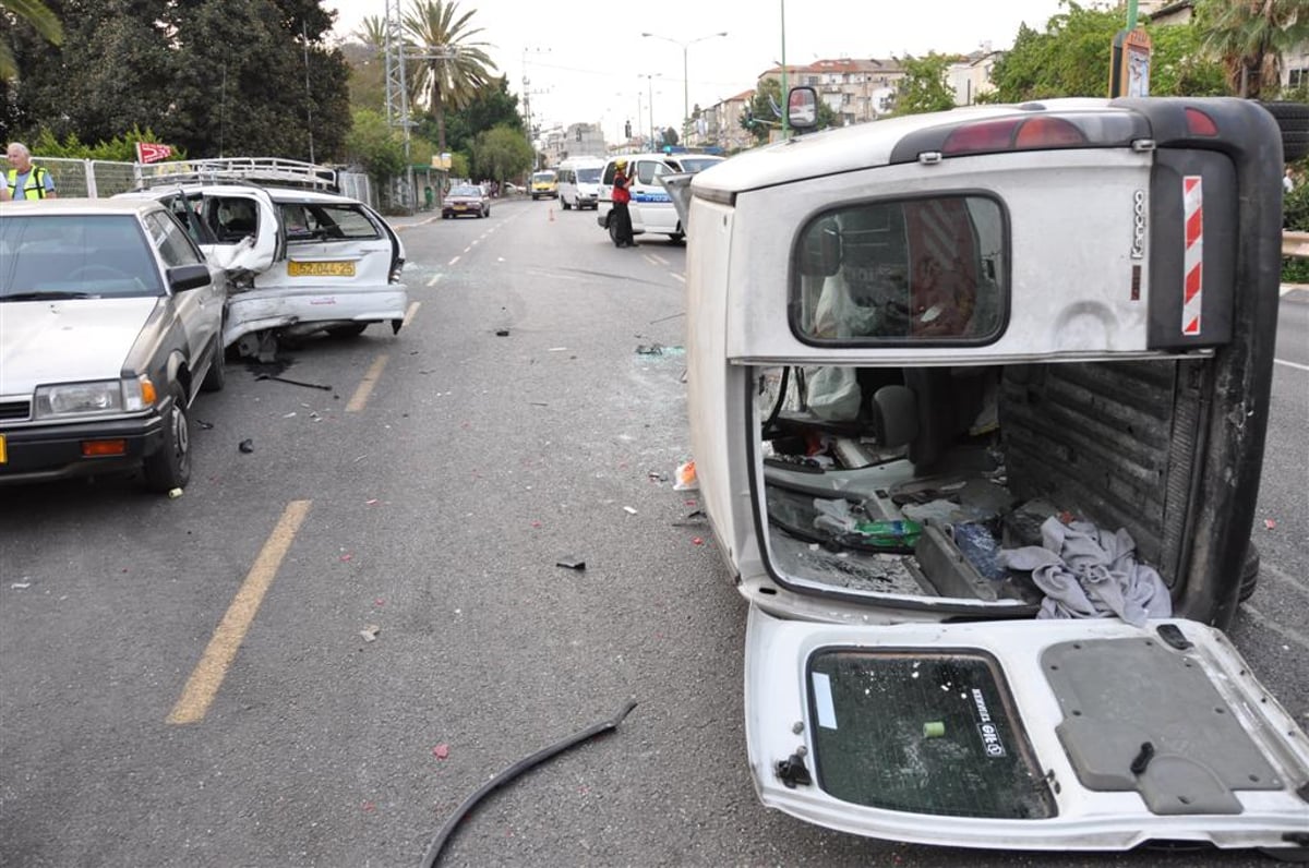 תאונת שרשרת בבני-ברק: נהג רכב נפצע באורח בינוני. צפו בתמונות