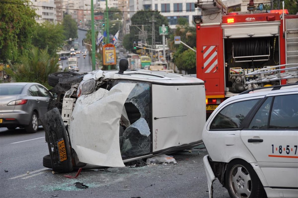 תאונת שרשרת בבני-ברק: נהג רכב נפצע באורח בינוני. צפו בתמונות