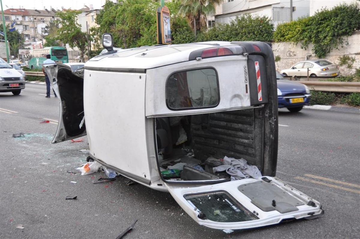 תאונת שרשרת בבני-ברק: נהג רכב נפצע באורח בינוני. צפו בתמונות