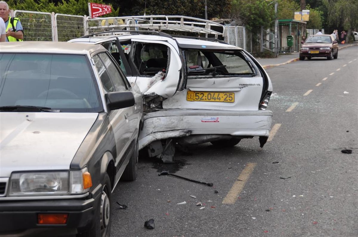 תאונת שרשרת בבני-ברק: נהג רכב נפצע באורח בינוני. צפו בתמונות