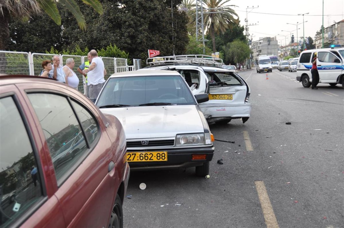 תאונת שרשרת בבני-ברק: נהג רכב נפצע באורח בינוני. צפו בתמונות