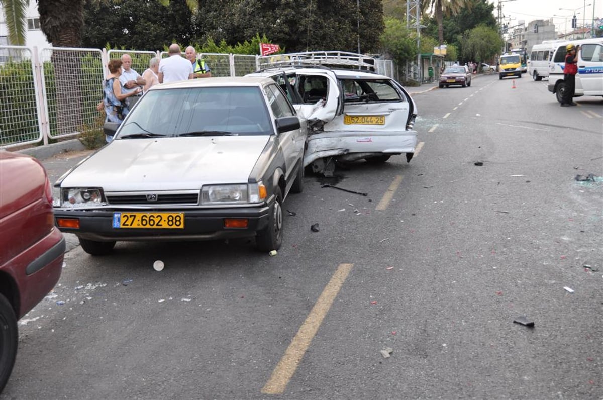 תאונת שרשרת בבני-ברק: נהג רכב נפצע באורח בינוני. צפו בתמונות