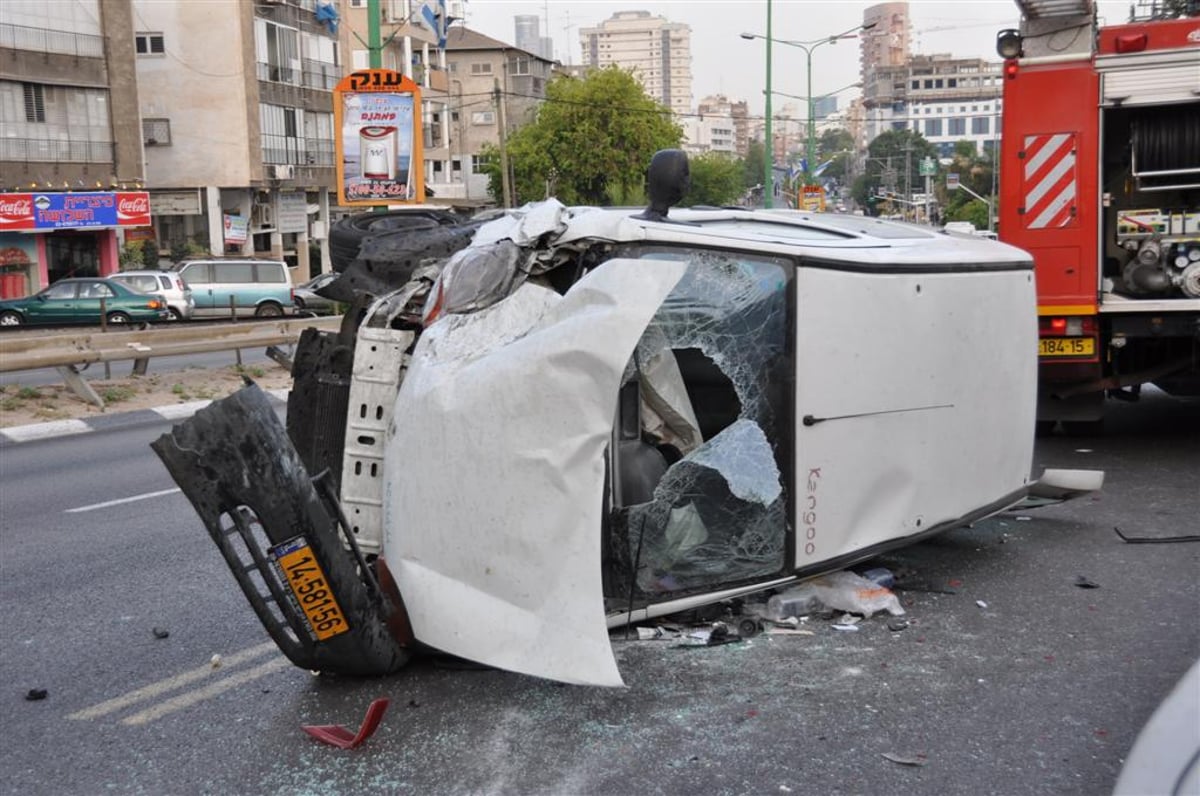 תאונת שרשרת בבני-ברק: נהג רכב נפצע באורח בינוני. צפו בתמונות