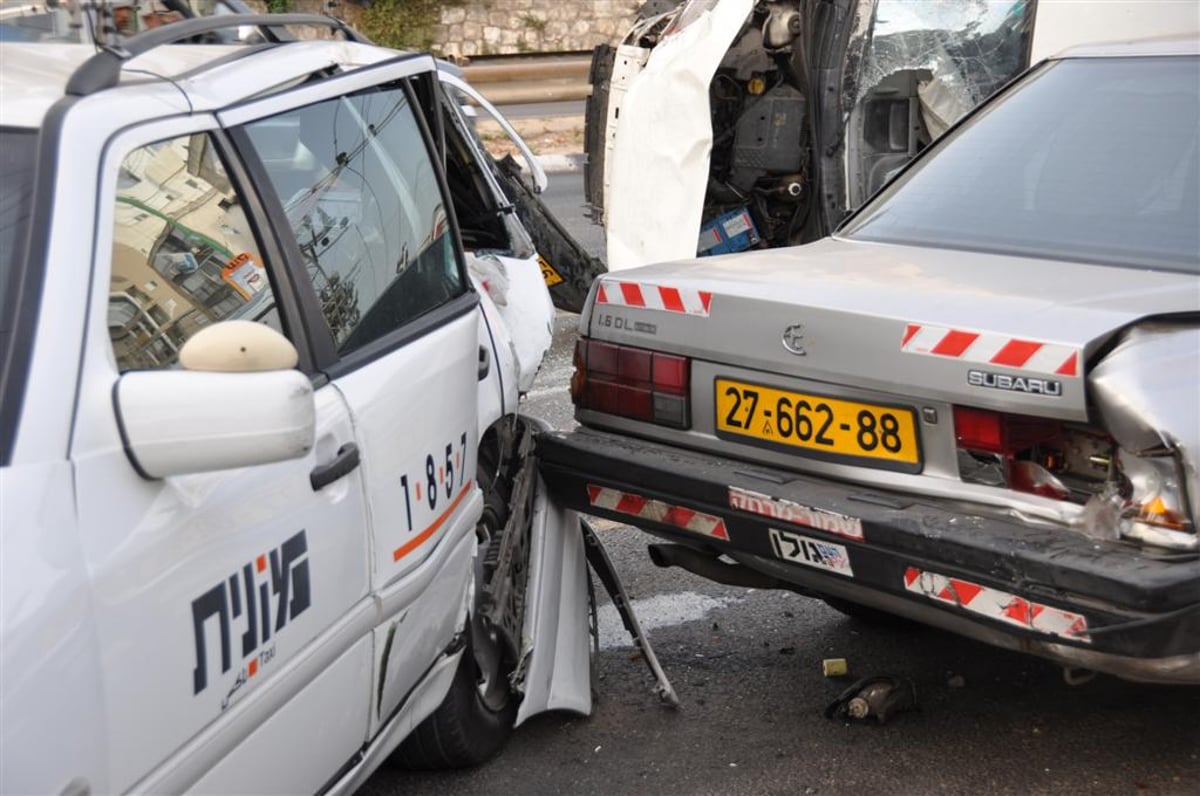 תאונת שרשרת בבני-ברק: נהג רכב נפצע באורח בינוני. צפו בתמונות