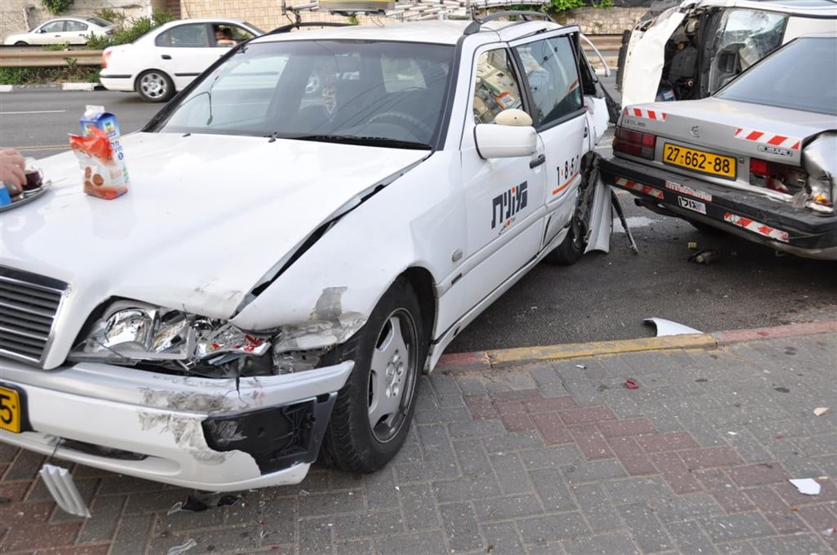 תאונת שרשרת בבני-ברק: נהג רכב נפצע באורח בינוני. צפו בתמונות