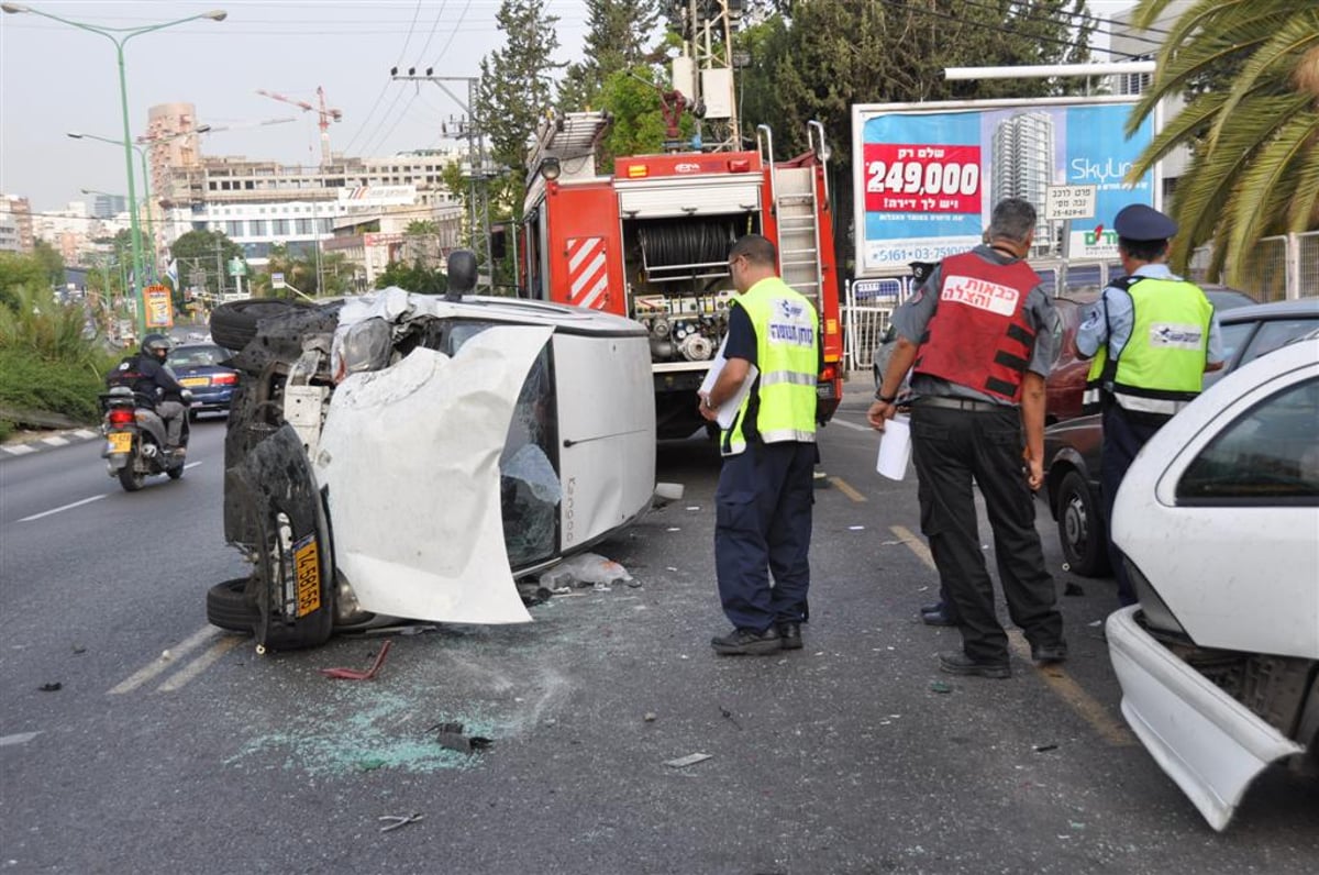 תאונת שרשרת בבני-ברק: נהג רכב נפצע באורח בינוני. צפו בתמונות