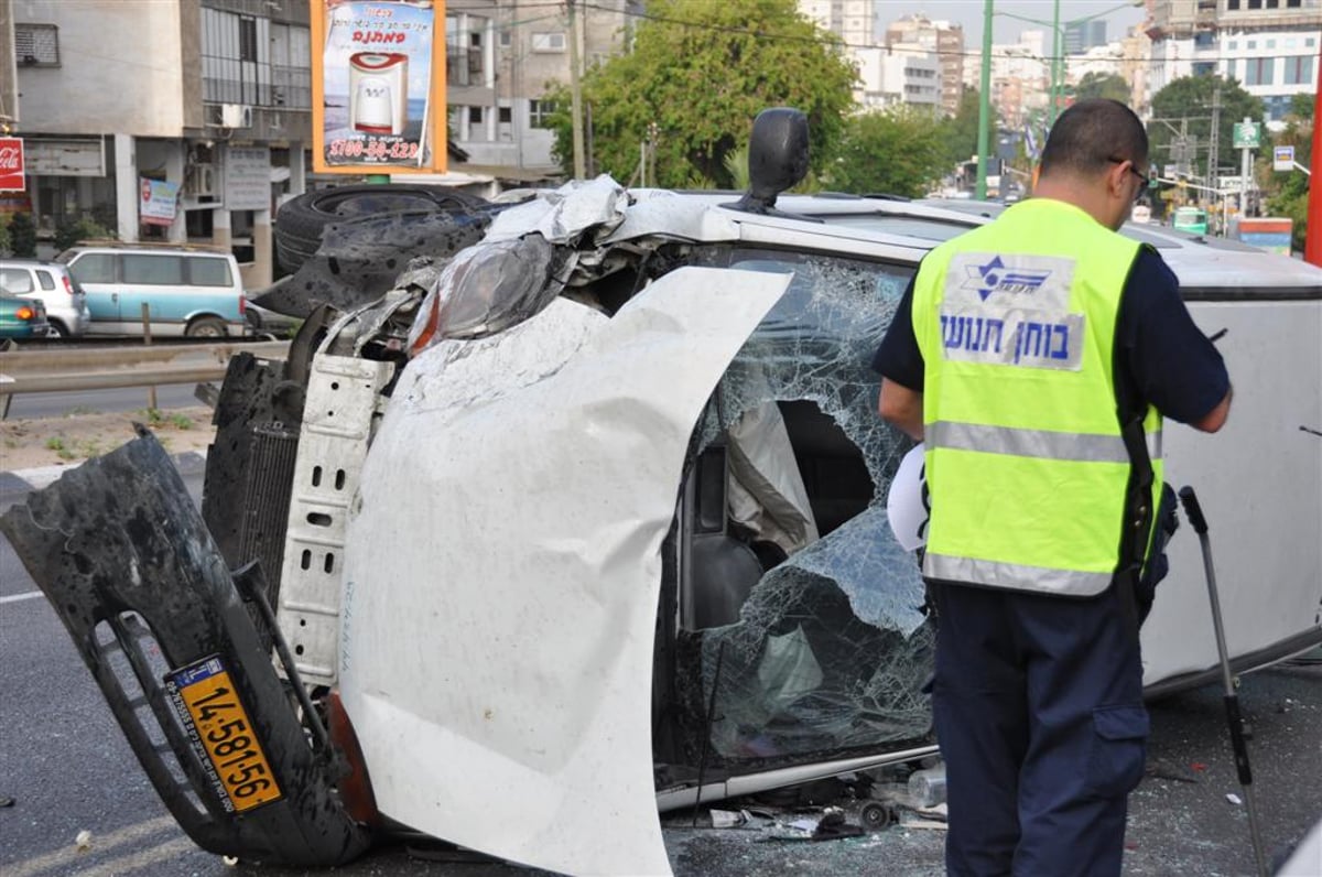 תאונת שרשרת בבני-ברק: נהג רכב נפצע באורח בינוני. צפו בתמונות