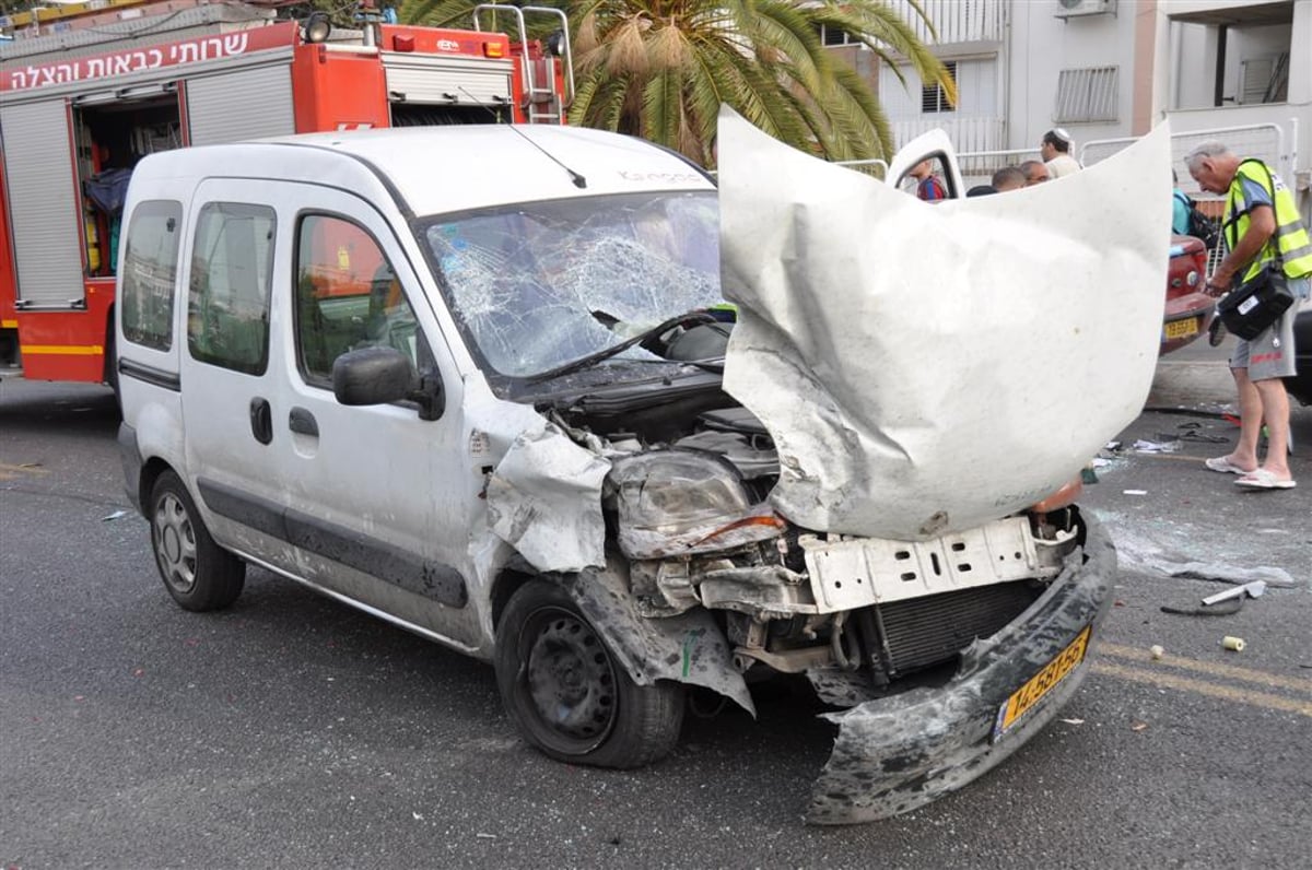 תאונת שרשרת בבני-ברק: נהג רכב נפצע באורח בינוני. צפו בתמונות