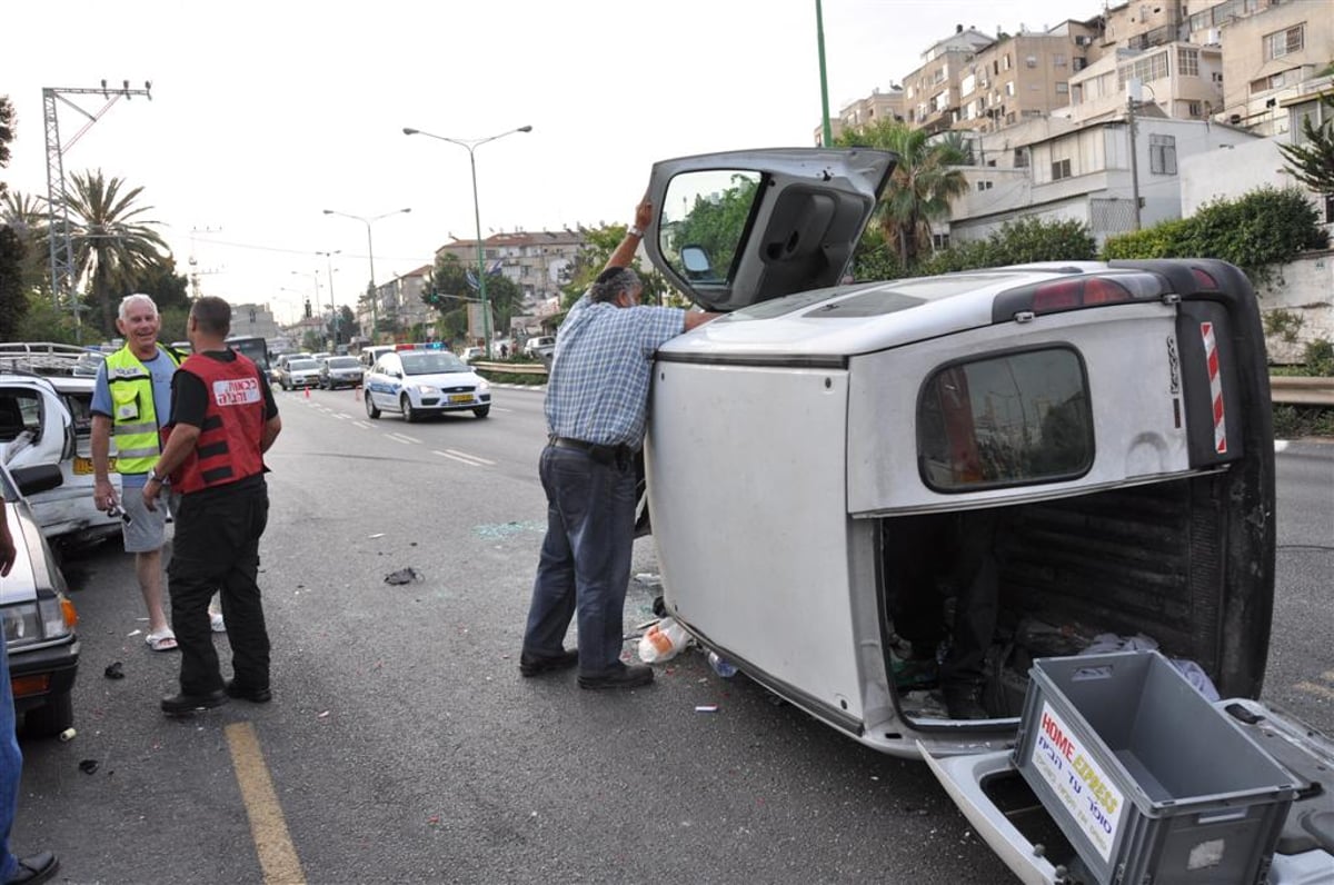 תאונת שרשרת בבני-ברק: נהג רכב נפצע באורח בינוני. צפו בתמונות