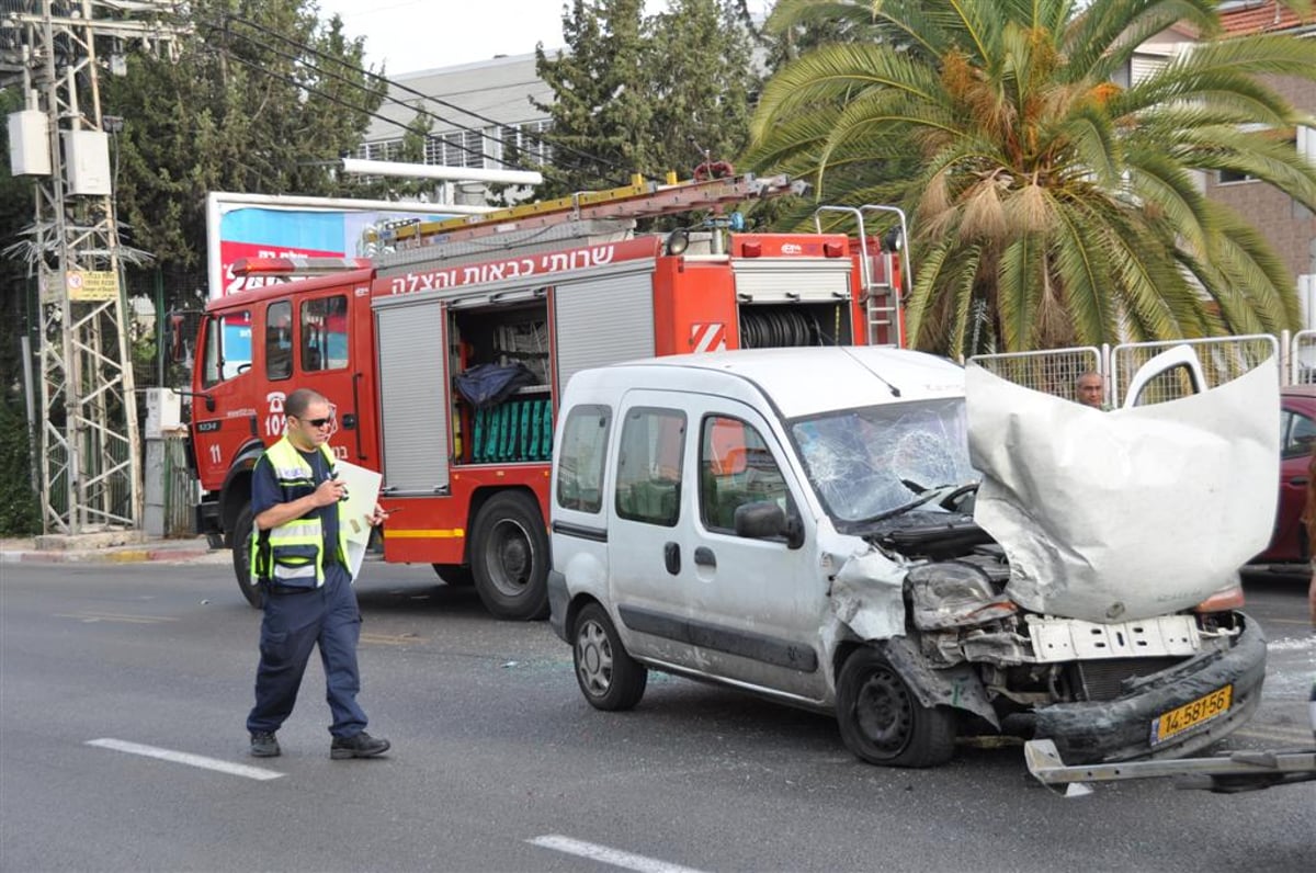 תאונת שרשרת בבני-ברק: נהג רכב נפצע באורח בינוני. צפו בתמונות