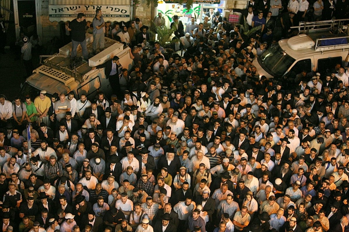 מסע אחרון: מאות-אלפים בהלווית הגר"מ אליהו זצ"ל