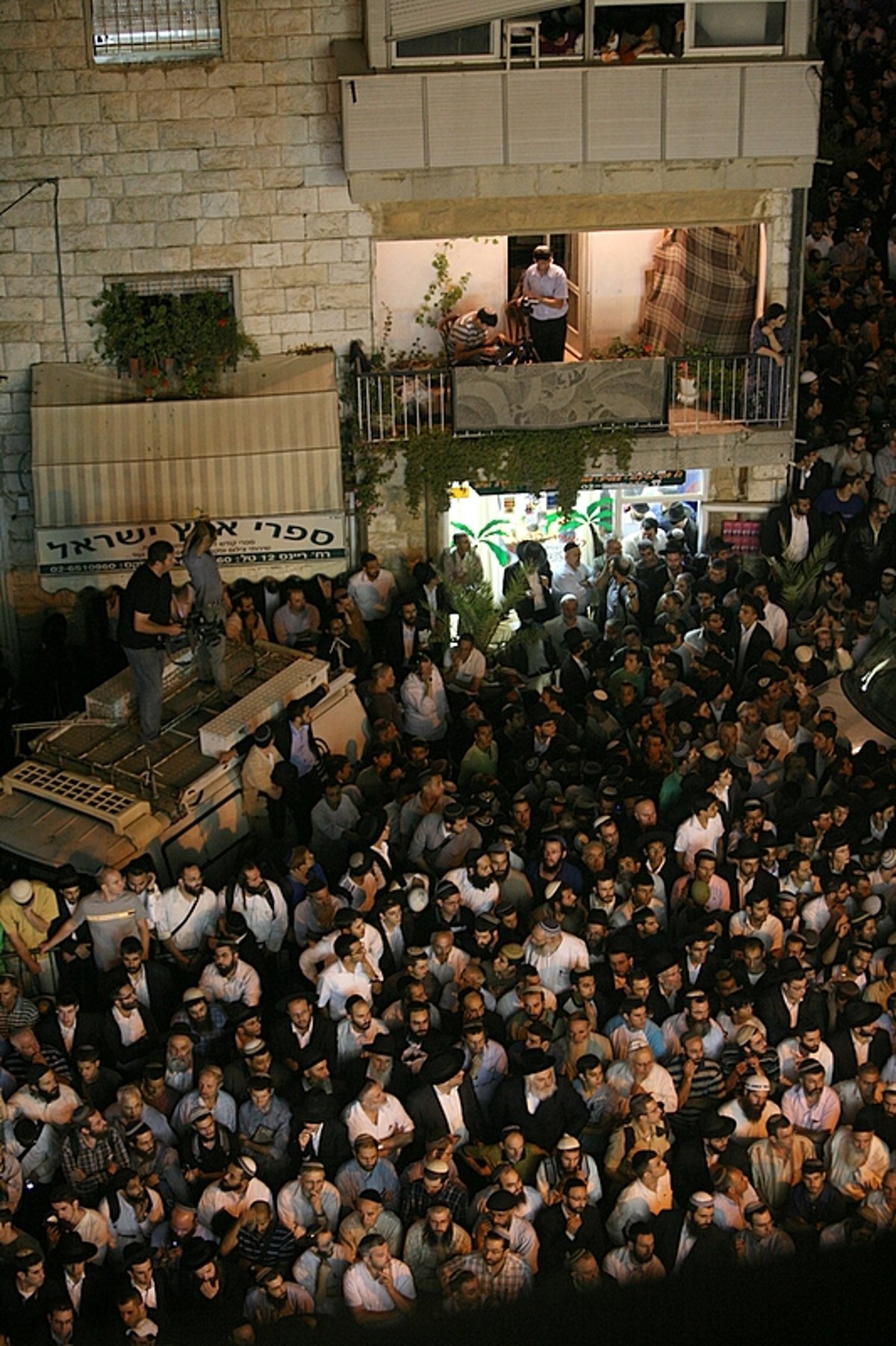 מסע אחרון: מאות-אלפים בהלווית הגר"מ אליהו זצ"ל