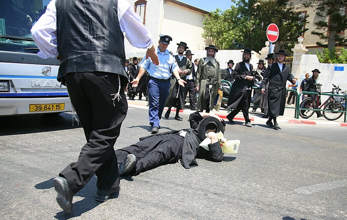 שוטר ריסס גז על פניו של הראב"ד ● תיעוד מצמרר