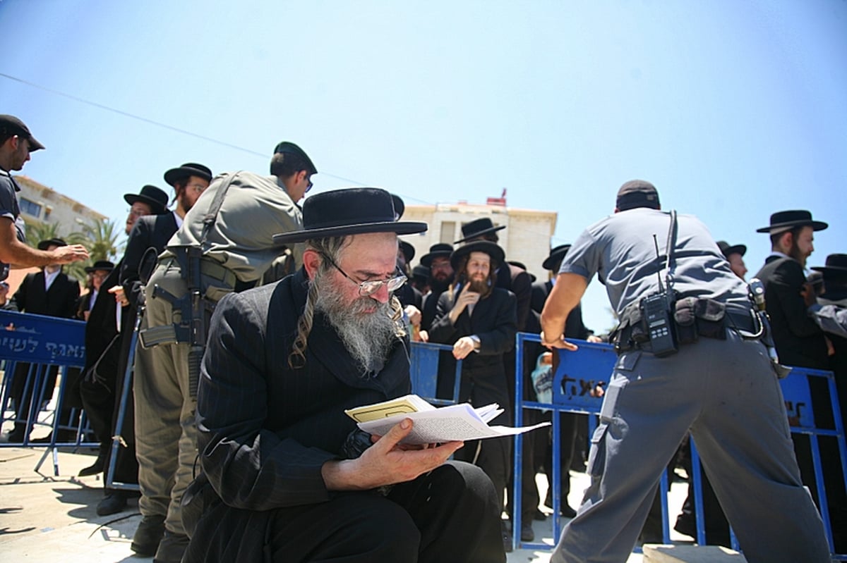 שוטר ריסס גז על פניו של הראב"ד ● תיעוד מצמרר