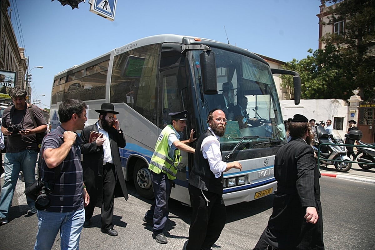 שוטר ריסס גז על פניו של הראב"ד ● תיעוד מצמרר