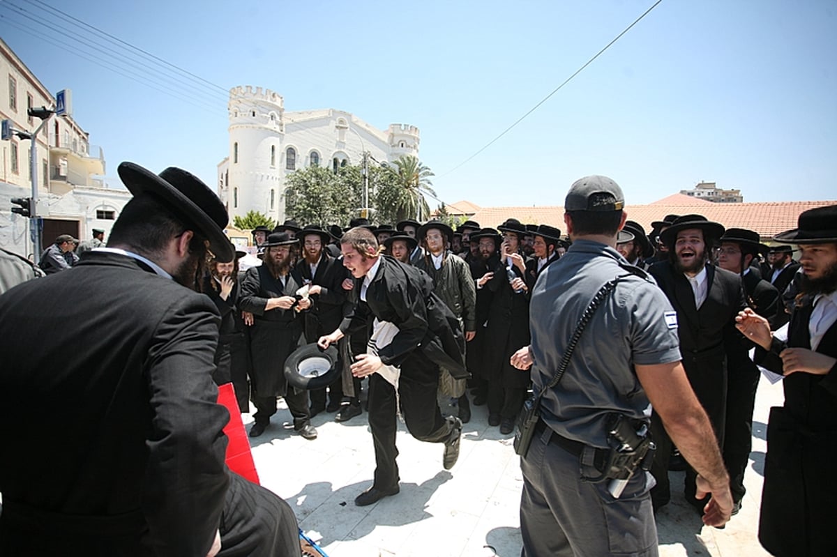 שוטר ריסס גז על פניו של הראב"ד ● תיעוד מצמרר