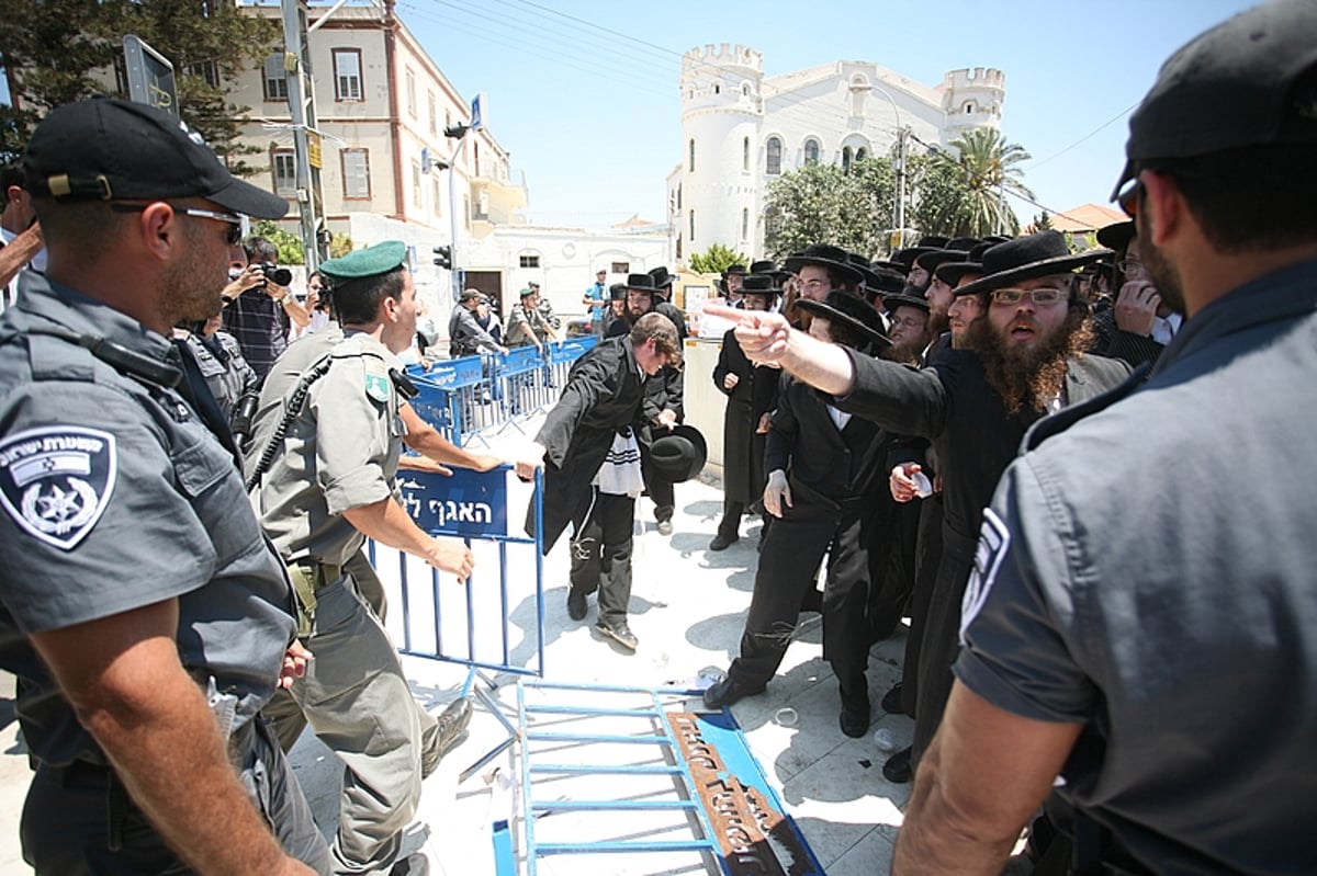 שוטר ריסס גז על פניו של הראב"ד ● תיעוד מצמרר