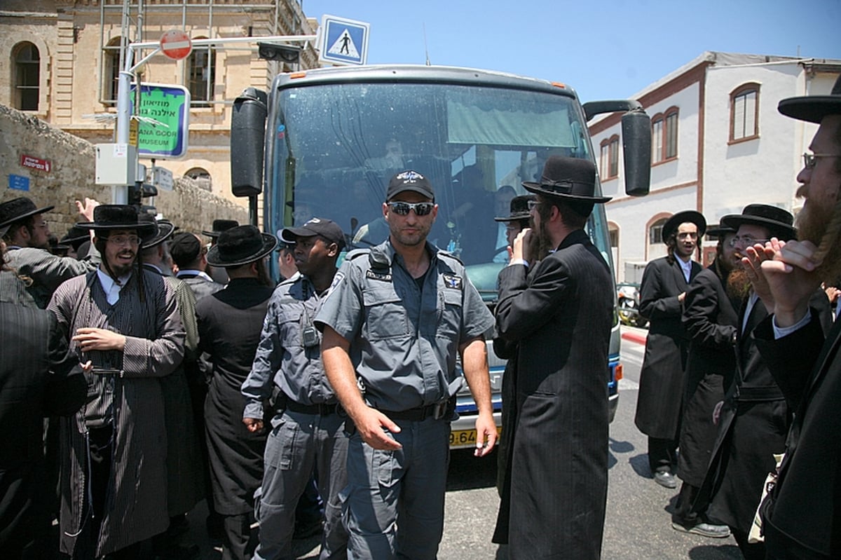 שוטר ריסס גז על פניו של הראב"ד ● תיעוד מצמרר