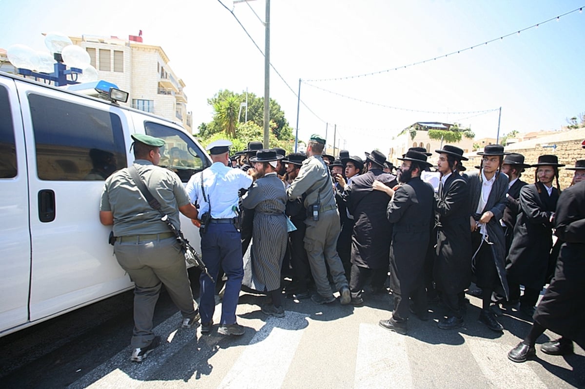 שוטר ריסס גז על פניו של הראב"ד ● תיעוד מצמרר