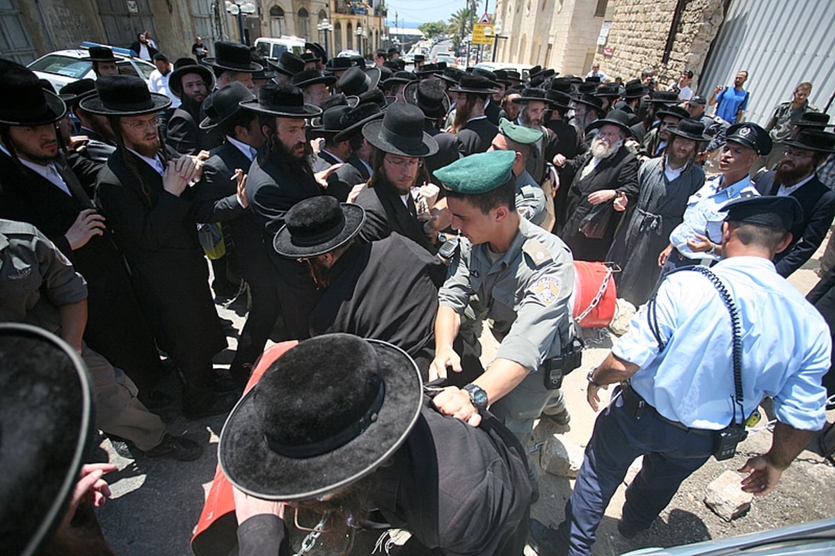 שוטר ריסס גז על פניו של הראב"ד ● תיעוד מצמרר