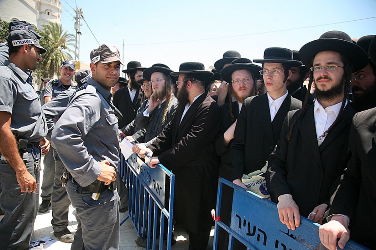 שוטר ריסס גז על פניו של הראב"ד ● תיעוד מצמרר