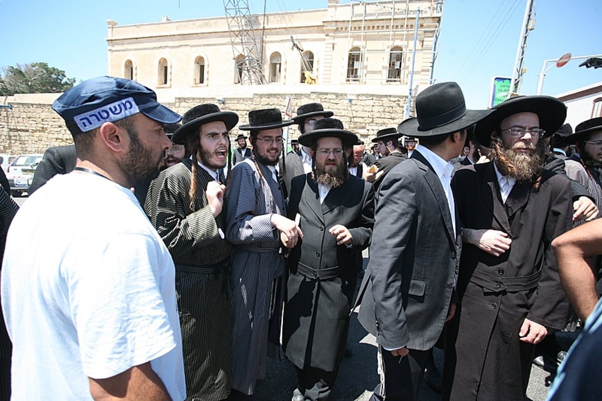 שוטר ריסס גז על פניו של הראב"ד ● תיעוד מצמרר