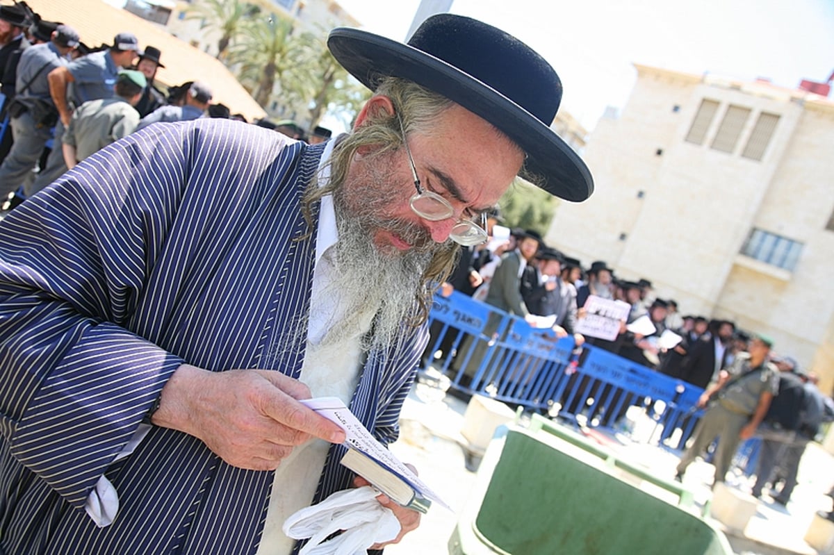 שוטר ריסס גז על פניו של הראב"ד ● תיעוד מצמרר